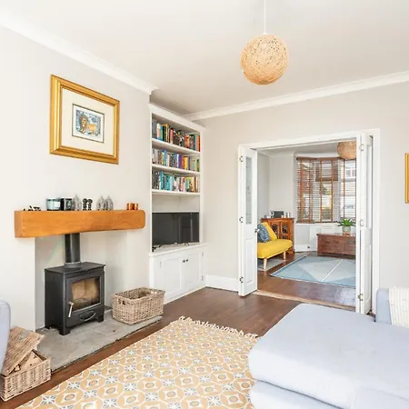 Pass The Keys Stunning Family With Parking And Garden!
