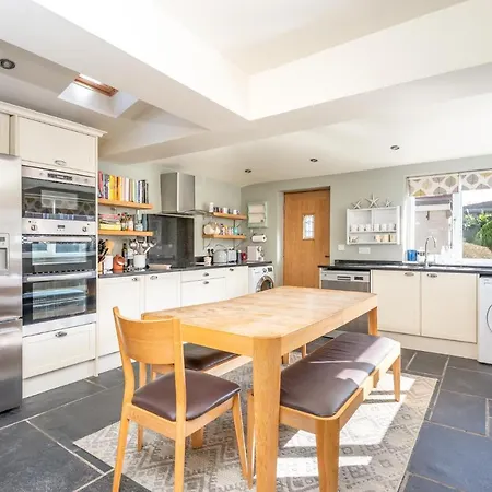 Pass The Keys Stunning Family With Parking And Garden! Casa de Férias York