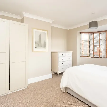 Pass The Keys Stunning Family With Parking And Garden! Casa de Férias