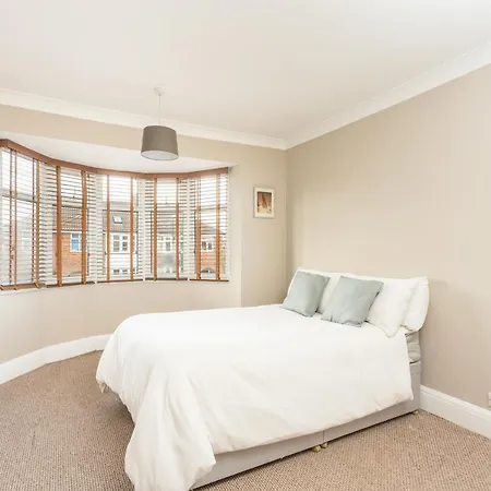 Casa de Férias Pass The Keys Stunning Family With Parking And Garden!