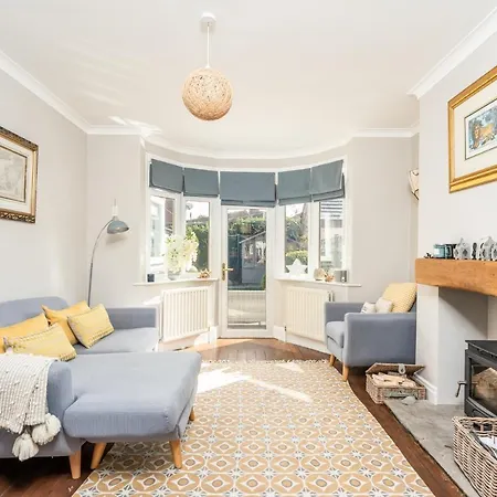 Pass The Keys Stunning Family With Parking And Garden! Vakantiehuis