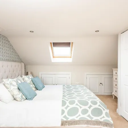 Pass The Keys Stunning Family With Parking And Garden!