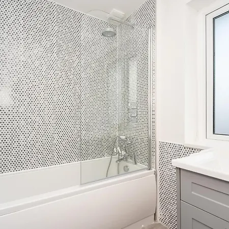 Pass The Keys Stunning Family With Parking And Garden! Vakantiehuis
