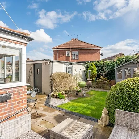 Pass The Keys Stunning Family With Parking And Garden! * יורק